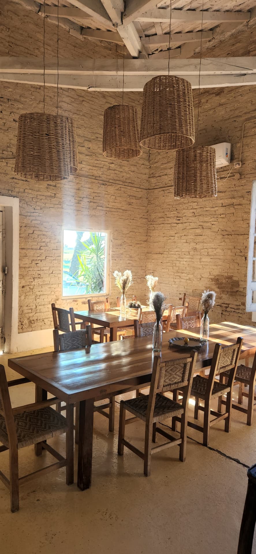 Comedor de la estancia con mesas largas de madera